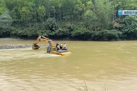 挖机救挖机，结果挖机又被困图片