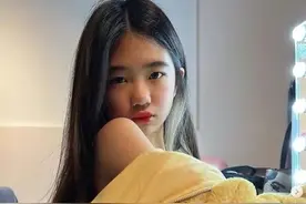 曹格11岁女儿长开了！学大人画眼线涂口红有模有样，穿衣也好成熟图片