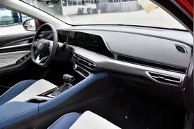 找到答案了！历经3代，用户超过125万，逸动PLUS热销的原因是这些图片