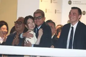 恭喜！郭富城爱驹赛马跑第一获198万奖金，紧搂方媛庆祝互动好甜图片