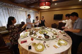 饭局上主动买单被训“没规矩”，办公室主任：不懂5个礼数吃暗亏图片