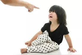 遇事不哭不闹的孩子，跟动不动就哭的孩子，长大后天差地别图片