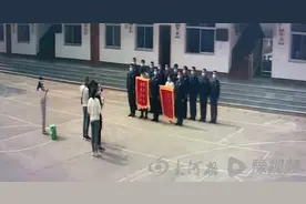 消防员暴汗救助抽搐男童后续：孩子在重症监护室观察，其父亲送来锦旗图片