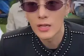 王嘉尔巴黎“杀疯了”！亲自给LV创意总监穿唐装！带他们吃小笼包图片