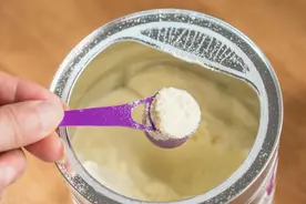 “爱他美卓萃”奶粉中发现虫型异物 南昌宝妈再开两罐铝膜上又有？图片