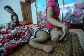 12年湖北双胞胎十指咬秃流血，却不会哭，父母拿到诊断书如遭雷击图片