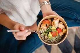 吃饭顺序决定你的身体健康，到底先吃主食还是先吃菜？差别很大图片