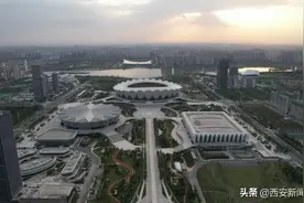 西安奥体中心游泳馆羽毛球馆开放首日 众多市民体验全运场地图片