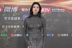 奚梦瑶走红毯曝光尴尬瞬间！透视裙外露黑内衬，网友：看的我脸红图片