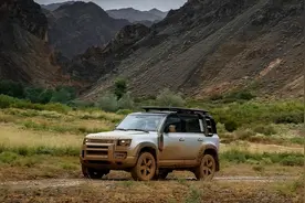 四驱技术加持无惧风雨，卫士110雨季出行神器！图片