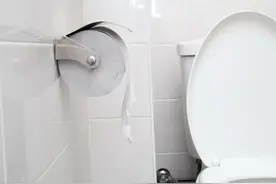 建议：厕纸丢在马桶里直接冲走，不是误导，是正确用法的真实答疑图片