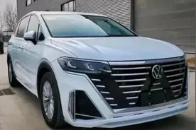 大众坐不住了，第2代威然实车到店，2.0T+四驱+7座，内饰学聪明了图片