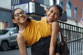 连体双胞胎共用身体21年！姐姐交男友约会，妹妹：我尽量当隐形人图片