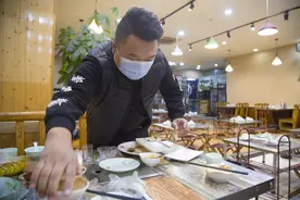 济南餐饮店老板霸气免单环卫工人： “吃碗面条要啥钱，下次再来我还免费！”图片