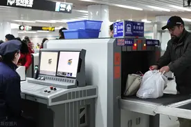 我，在北京当地铁安检员，合同工，晒出收入，透露当安检员的原因图片