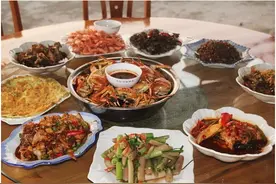 东北夫妇请云南好友吃饭，吃饱喝足后朋友道：美酒配佳肴，来得值图片