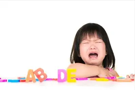 我捧在心上的孩子，怎突然变成了“舔狗”？背后的原因家长要深思图片