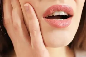 嘴里这个不经意的小动作，可能让“口腔癌”找上你图片