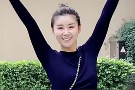 李小萌小区玩滑板，穿露脐装产后曲线变更好，皮肤Q弹还有婴儿肥图片