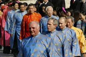 花袜子、凉拖鞋，美“代表团”窜访台湾标配图片