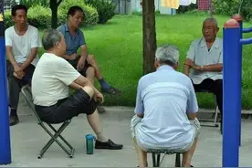 65岁老人讲述自己养老新办法，不用去请保姆，还能让子女抢着养老图片