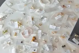 出摊一小时，初步回血5%，一个社恐的珍珠饰品摆摊人图片