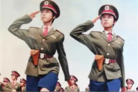 1999年，阅兵仪式上“红遍中国”的双胞胎姐妹花，后来怎么样了？图片