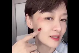 49岁前央视主持李小萌，阳康后晨摔！一头撞在墙上，记忆直接断片图片