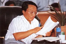 两个台湾军人游泳回大陆，一个成国企老总，一个成为经济学家图片