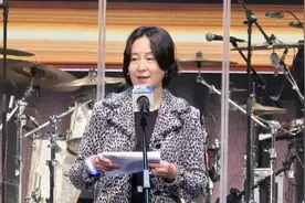 何超琼高调亮相啤酒节！穿豹纹小西装优雅又狂野，皮肤嫩得像少女图片