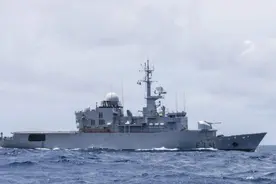 法国军舰进入南海后熄火，并宣布进行检修，054A护卫舰在旁边监视图片