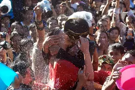 印尼的接吻节，我可以亲一下你吗？漂亮小姐姐都被亲哭了图片