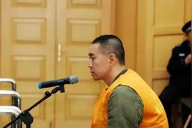 2013年青岛黑老大聂磊被执行死刑，被抬进死刑车时，他满脸惊恐图片