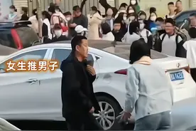 我不敢还手啊！两辆车发生刮擦，女司机下车一顿输出，男子好可怜图片