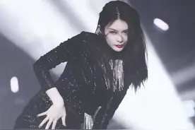 张小斐的铁网图、杨超越的水手服，一起盘点下2021的绝美出圈图图片