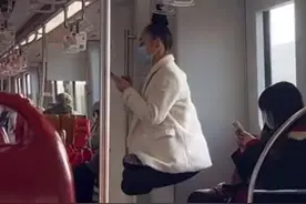 俄罗斯女子在上海地铁用头发荡秋千，网友看得头皮发麻，太危险？图片