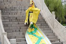 女子热爱古装，用泡面桶和麻袋模仿武则天走红，23家公司上门签约图片