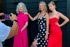 50岁“小辣椒”海中玩，18岁女儿腰肢肉嘟嘟比妈妈粗，但小脸精致图片