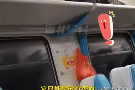 坐铺免费“升级”卧铺，男子乘火车爬上行李架睡觉，铁路客服表态图片