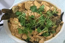 东北媳妇炒了4个菜给公公过生日，却被从地里干活回来的老公撵走图片