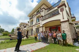 1980年广东小伙考上北大，全村人为他凑路费，38年后每户获赠别墅图片