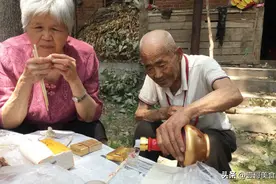 建议中年人：上了年纪别太小气，这3种白酒都是纯粮酒，想喝就喝图片