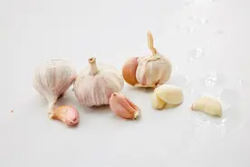 大蒜杀菌、还抗癌？男子坚持每天生吃大蒜，后来身体怎么样了？图片