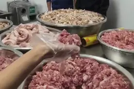 学校食堂疑用9年前冷冻肉给学生食用，家长称整盆肉有异味；官方通报：涉事学校和企业被立案调查图片