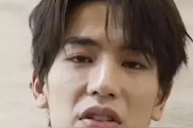 张凌赫无美颜无滤镜生图，帅哥脸上东西有点多图片