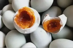鸭蛋用白酒泡一泡，真厉害，母亲30年做法，个个流油起沙，太香了图片