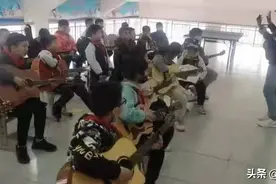 不怕同学是学霸，就怕学霸放暑假，放假，就是换个地方学习罢了图片