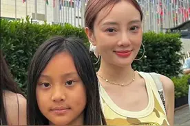 李小璐带甜馨上街引热议，女儿皮肤黝黑打扮丑，长相神似贾乃亮图片