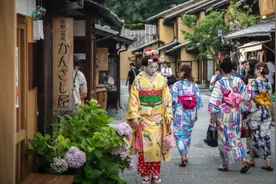 关于日本的奇葩冷知识，女生裙子堪称超短，祝贺开业要送花圈图片