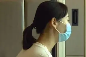 女孩未婚先孕，遭男方抛弃拉黑，还没结婚就成单亲妈妈图片